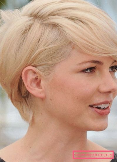 pixie frizura fotografije plavuša