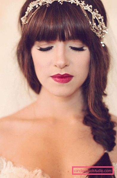 Vjenčanje frizura s bangs i diadems