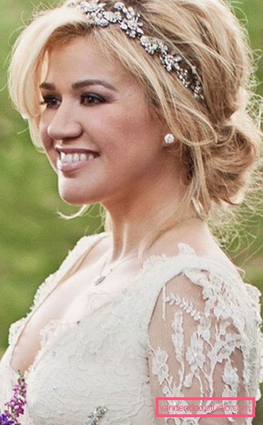 Vjenčanje frizura s bangs i diadems