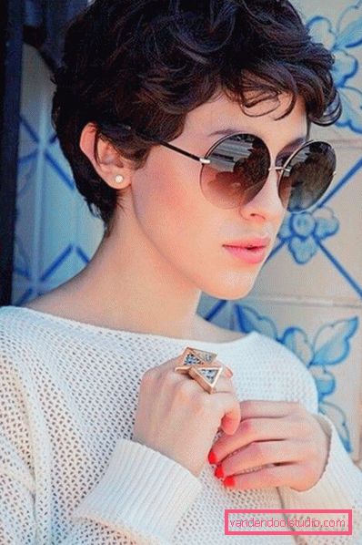 styling na kratku valovitu i kovrčavu kosu
