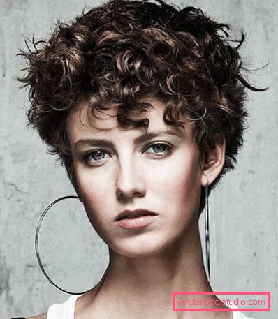 styling na kratku valovitu i kovrčavu kosu