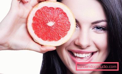 djevojka s citrusima