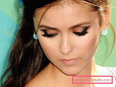 Nina Dobrev s večernjim šminkom za oči Nina Dobrev s večernjim šminkom za oči