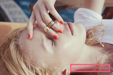 djevojka s svijetle nail art