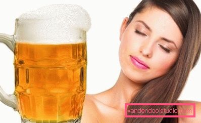 djevojka uz čašu pjenastog pića djevojka uz čašu pjenastog pića
