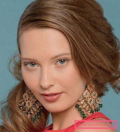 Frizure za srednju kosu s kovrčama - styling opcije za odmor i maturu