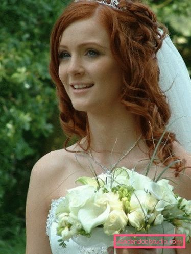 Frizure za srednju kosu s kovrčama - styling opcije za odmor i maturu