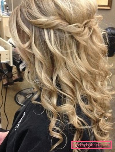 Frizure za srednju kosu s kovrčama - styling opcije za odmor i maturu