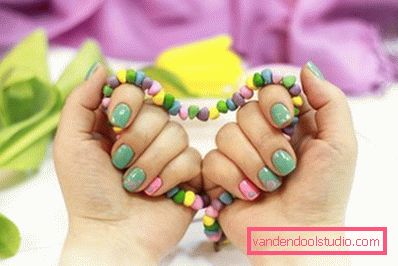 zeleni i ružičasti premaz u nail artu zeleni i ružičasti premaz u nail artu