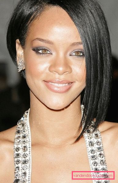 Najspektakularnija frizura Rihanna