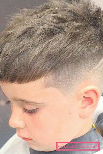 Frizure za dječake s uzorcima na sljepoočnicama - foto frizure