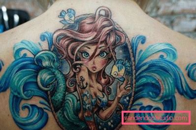 Tattoo mala sirena na poleđini djevojke
