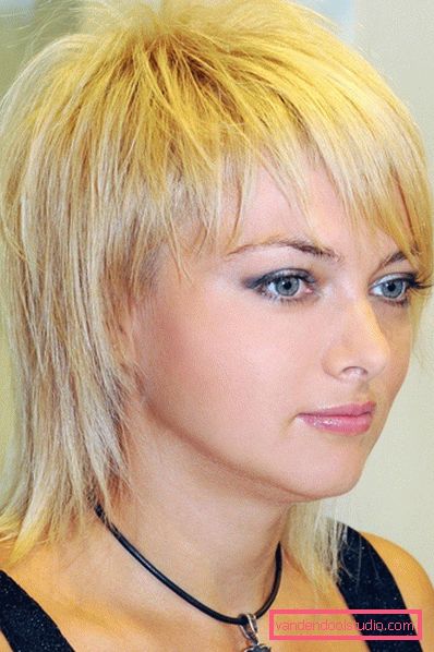 Ženske frizure za srednju kosu bez stila